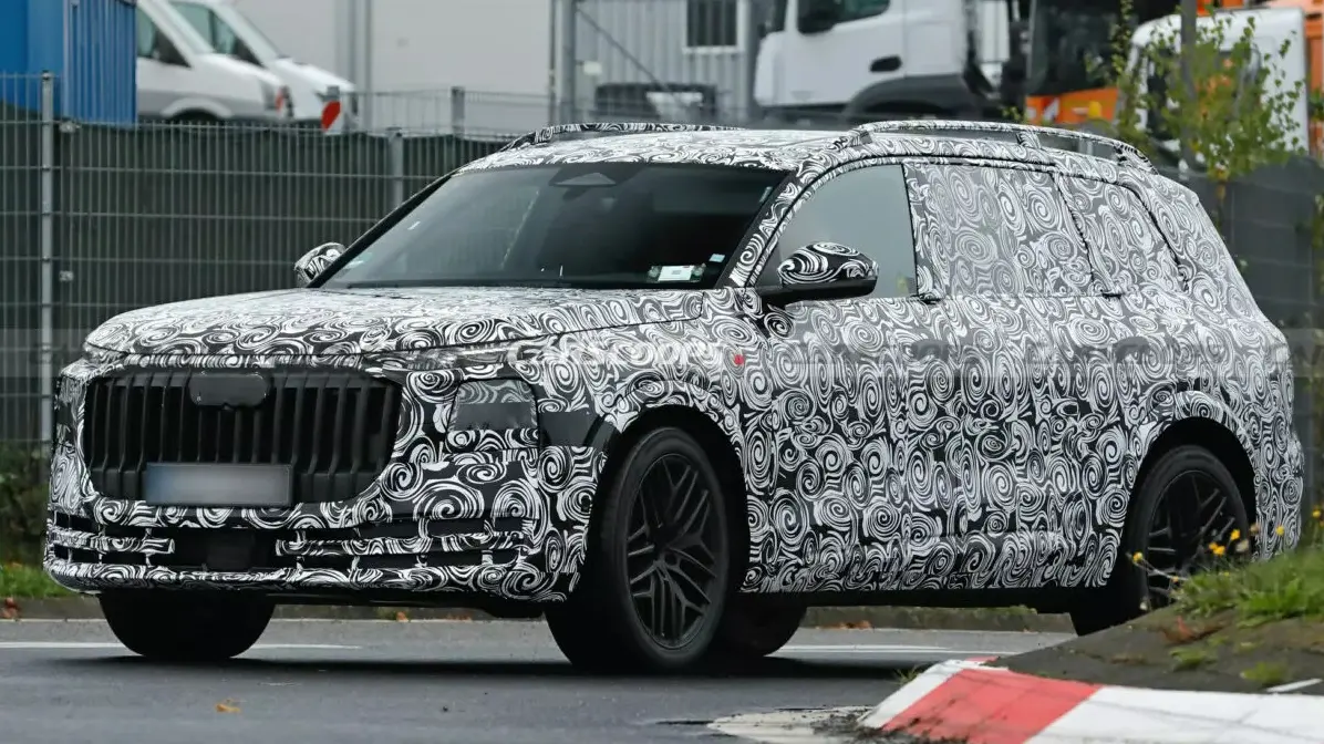 Protótipo do Audi Q9 Horch camuflado visto de frente