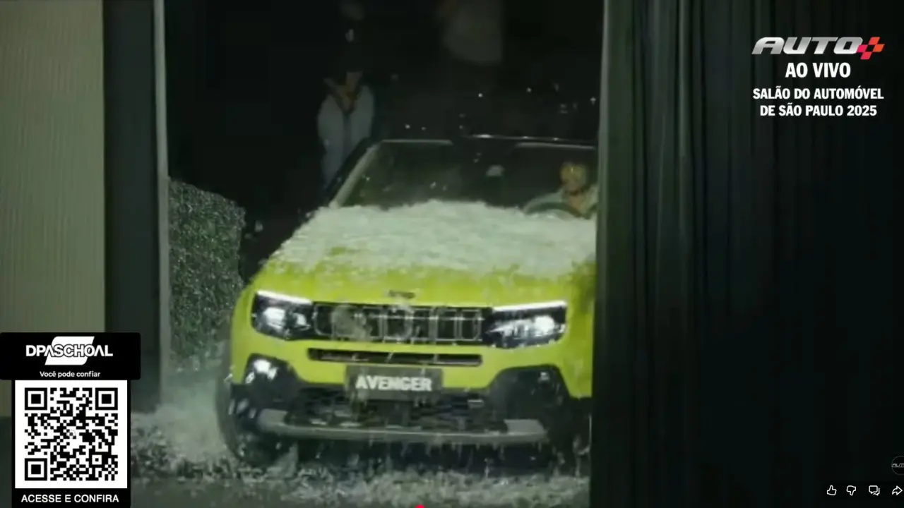 Jeep Avenger quebrando vidro na apresentação Salão do Automóvel