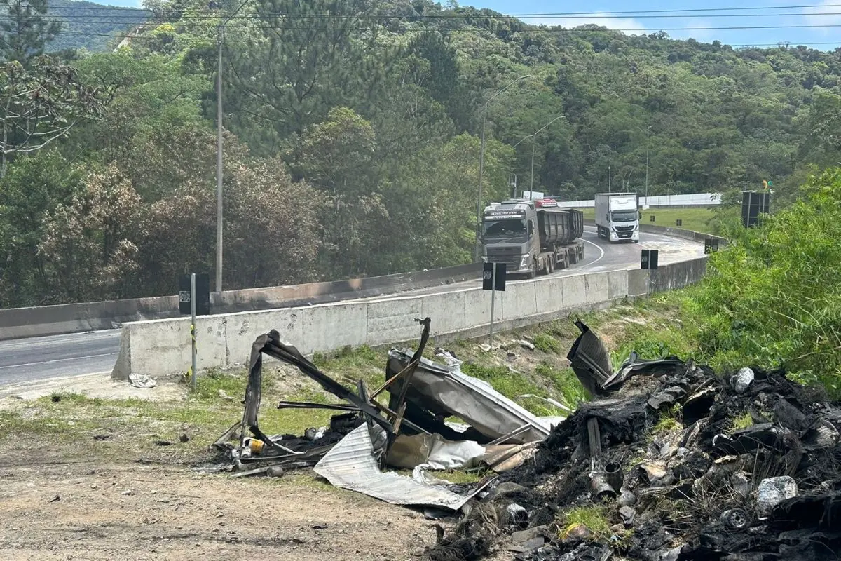 carcaças de acidente na BR-376 e caminhões andando na pista