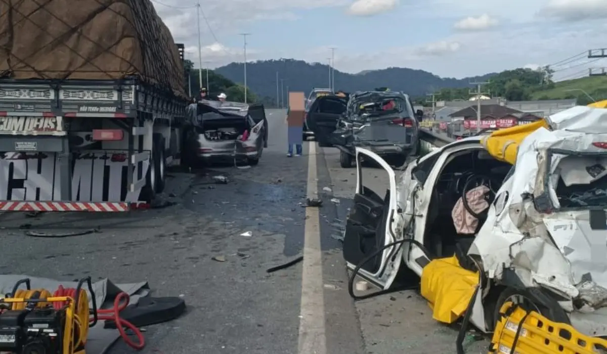 carros destruídos após acidente na BR-470