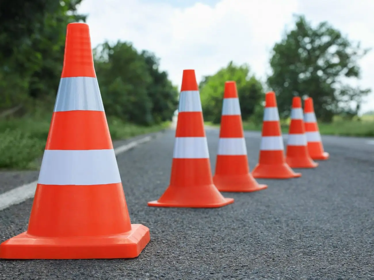 cones impedindo passagem em rodovia