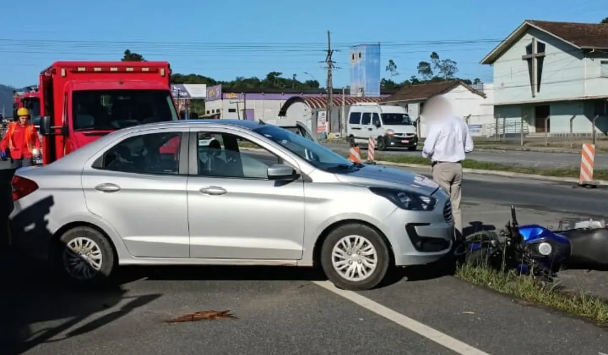 Ford Ka sedan prata e moto envolvidos em acidente na BR-470