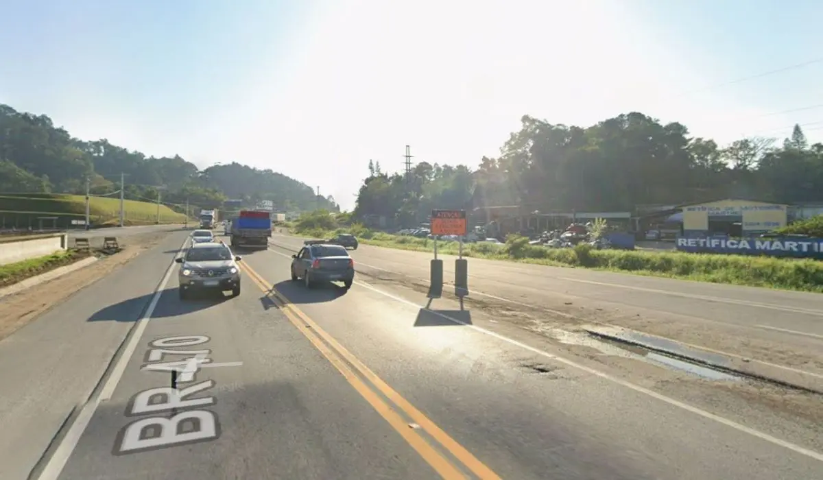 carros trafegando em trecho da BR-470