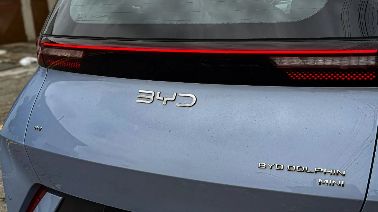 BYD Dolphin Mini GS 2026 azul estático