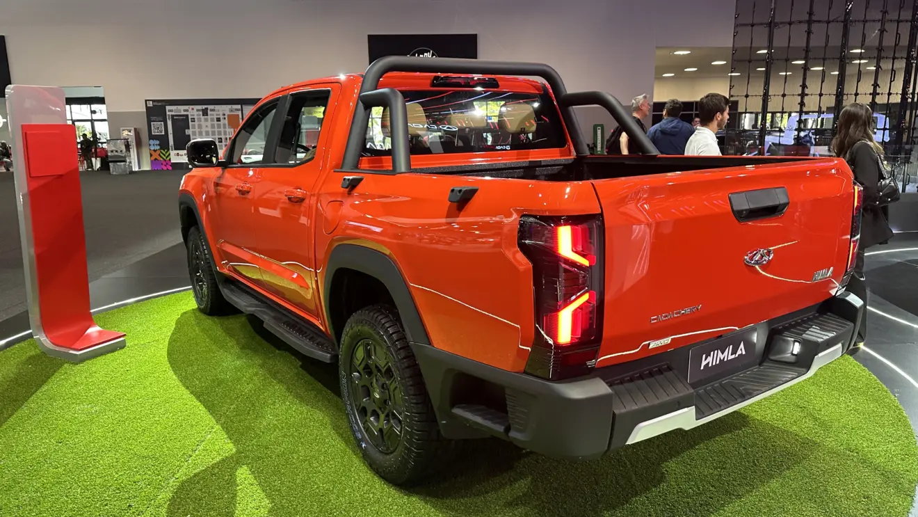 CAOA Chery Himla laranja vista de trás e com iluminação acesa