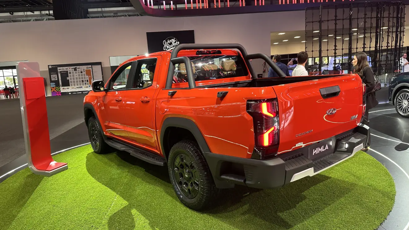 CAOA Chery Himla laranja vista de trás e com iluminação acesa