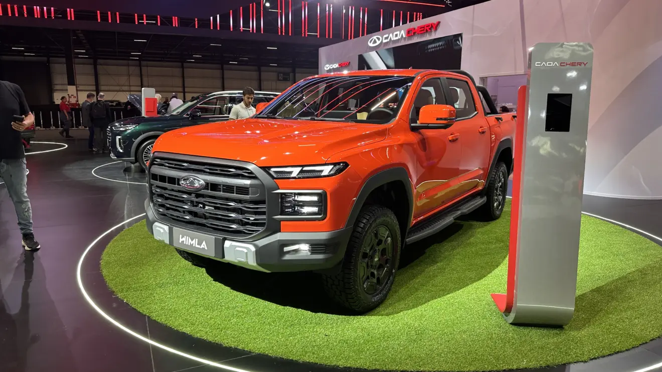 CAOA Chery Himla laranja vista de frente e com iluminação acesa