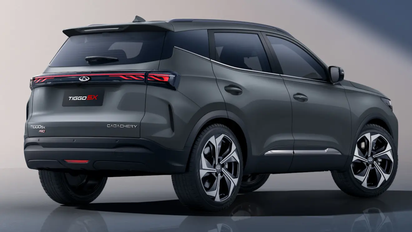 CAOA Chery Tiggo 5X 2027 cinza com iluminação acesa visto de trás
