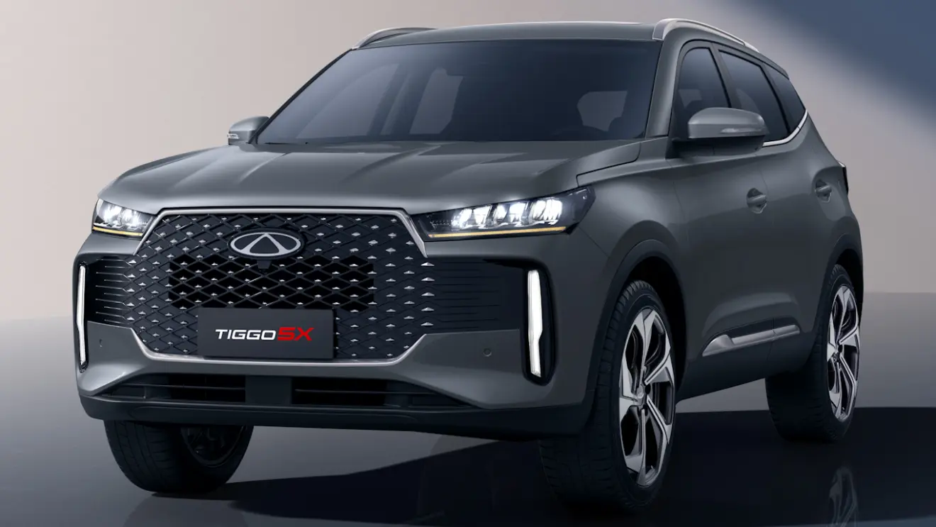 CAOA Chery Tiggo 5X 2027 cinza com iluminação acesa visto de frente