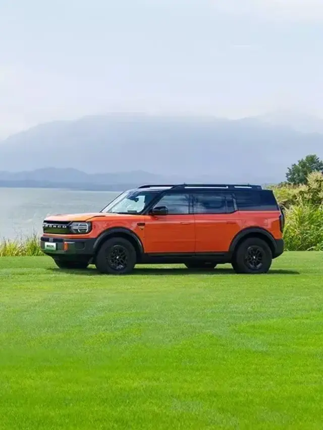 Ford Bronco elétrico azul visto de trás e laranja visto de lado