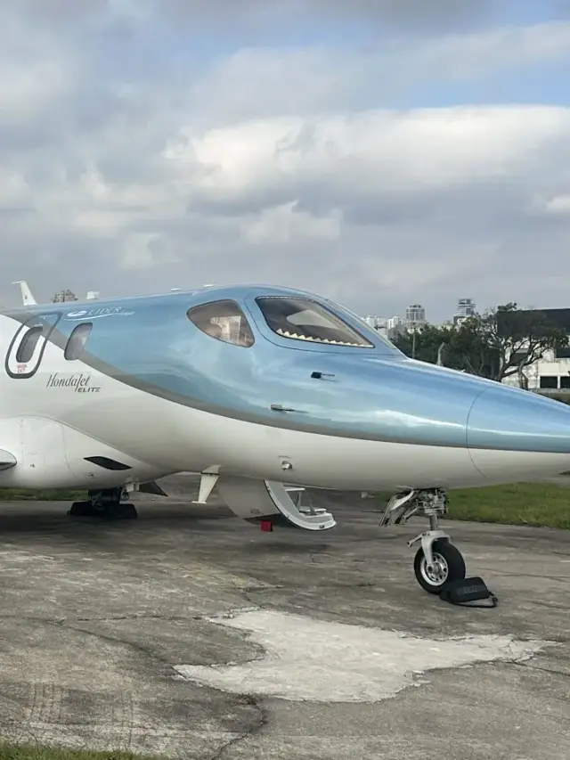 Honda Jet branco e azul parado de frente