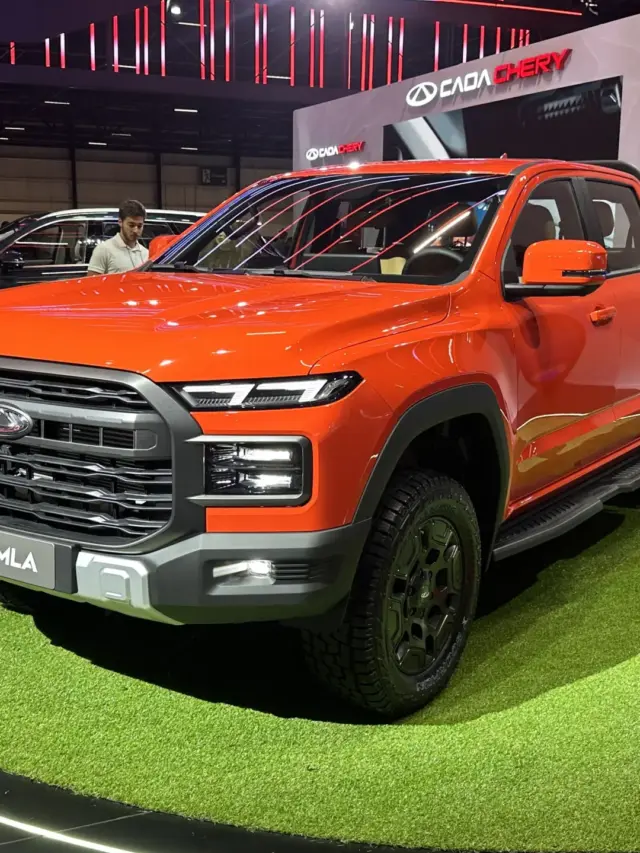 CAOA Chery Himla laranja vista de frente e com iluminação acesa