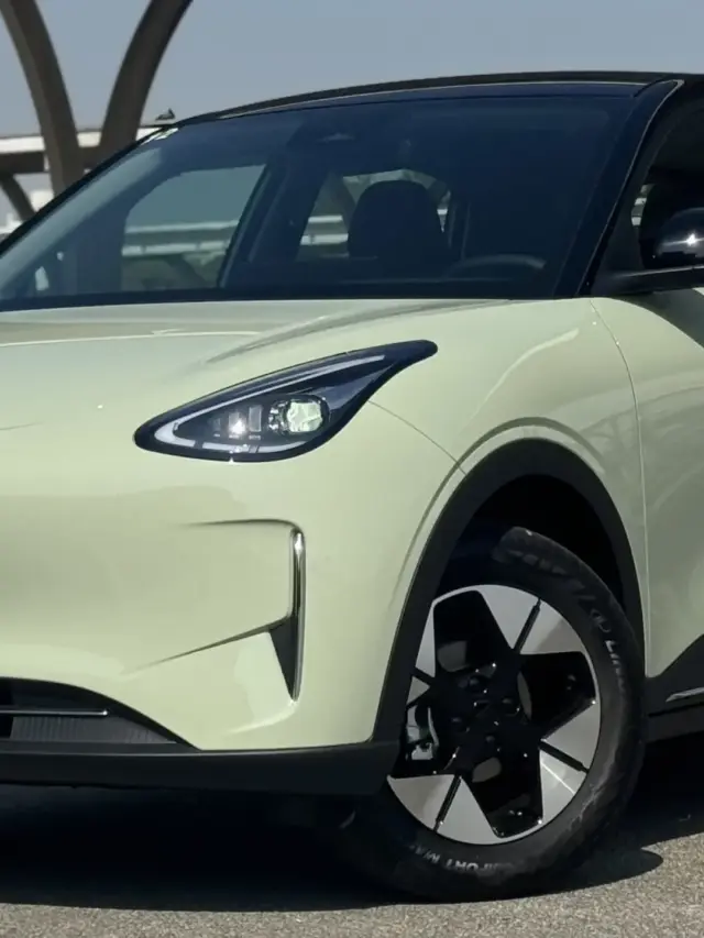 Geely EX2 Max verde visto lateralmente