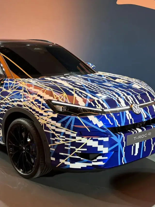 protótipo camuflado de azul e branco do VW T-Roc R visto de frente