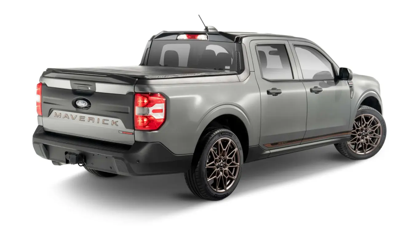 Ford Maverick 300T estática com fundo branco para o SEMA em Las Vegas