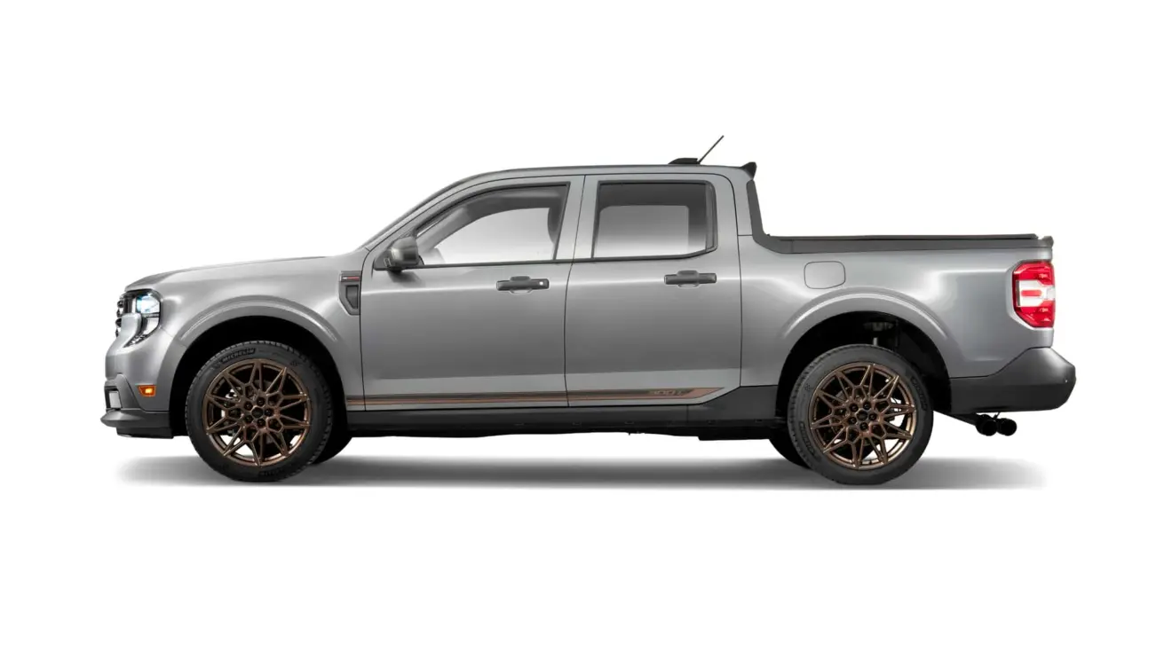 Ford Maverick 300T estática com fundo branco para o SEMA em Las Vegas