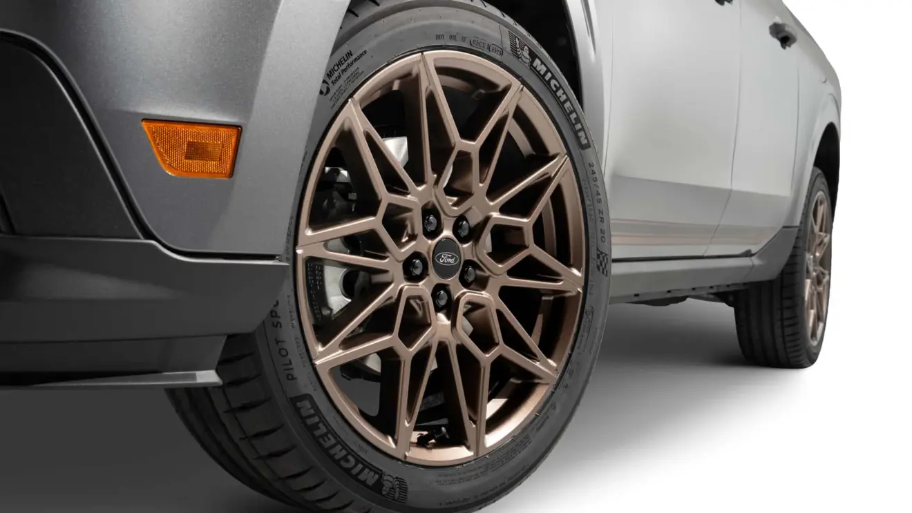 Ford Maverick 300T estática com fundo branco para o SEMA em Las Vegas