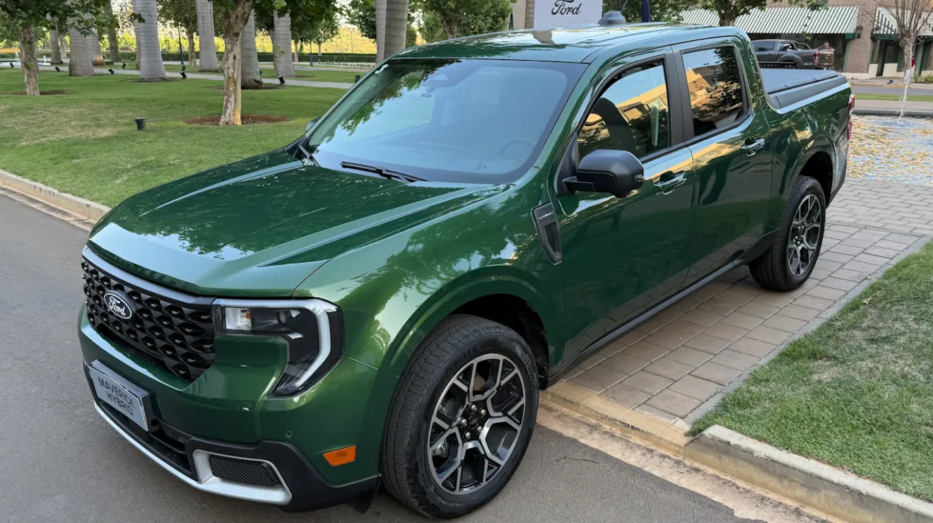 Ford Maverick Lariat Hybrid verde vista de lado