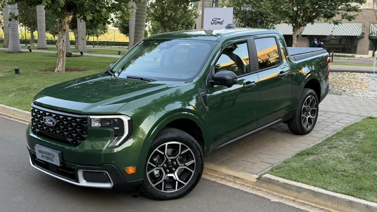 Ford Maverick Lariat Hybrid verde vista de frente