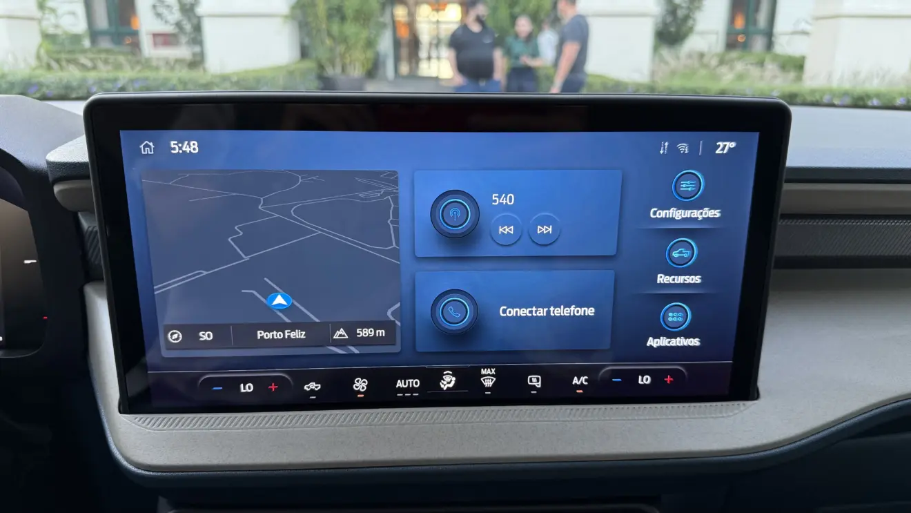 Central multimídia da Ford Maverick Lariat Hybrid ligada