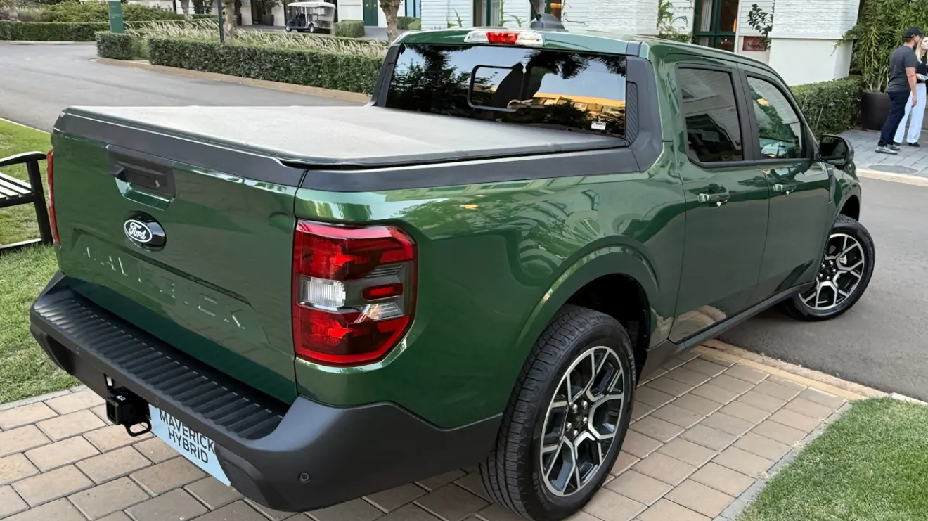 Ford Maverick Lariat Hybrid verde vista de trás