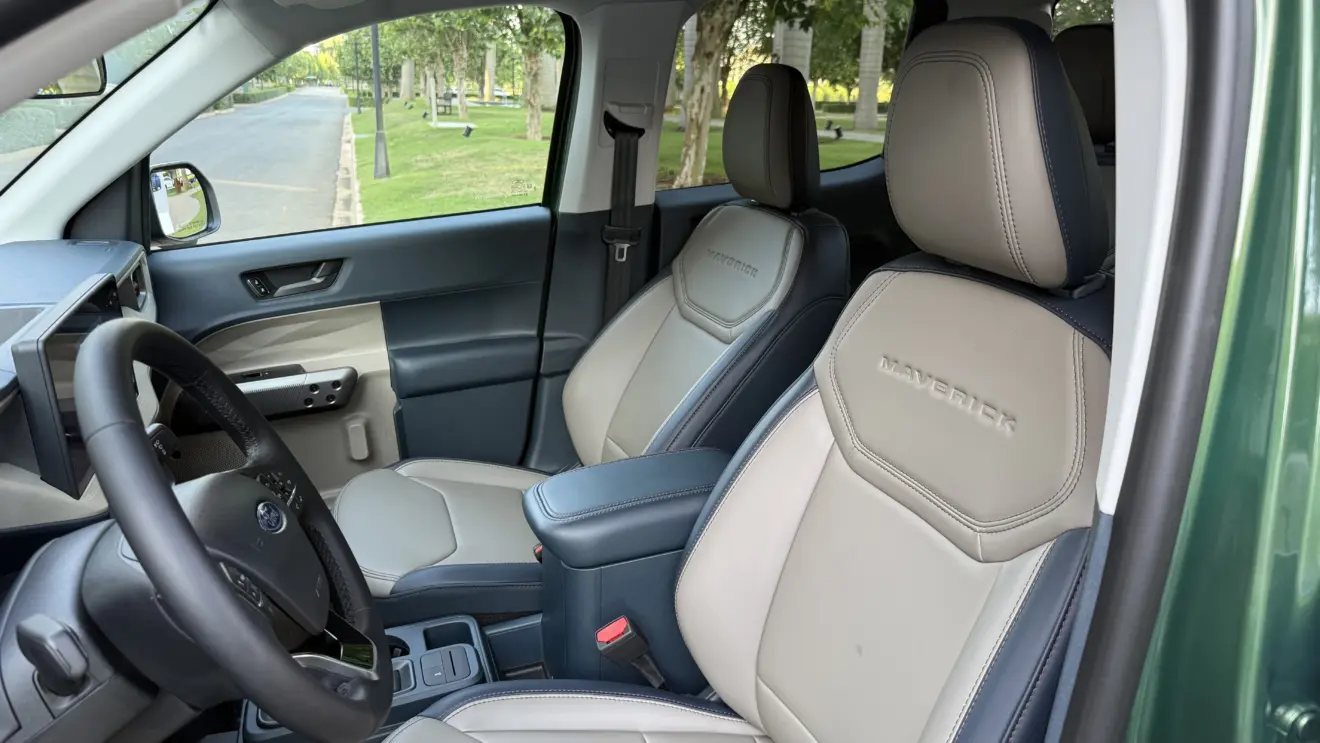 Assentos dianteiros da Ford Maverick Lariat Hybrid