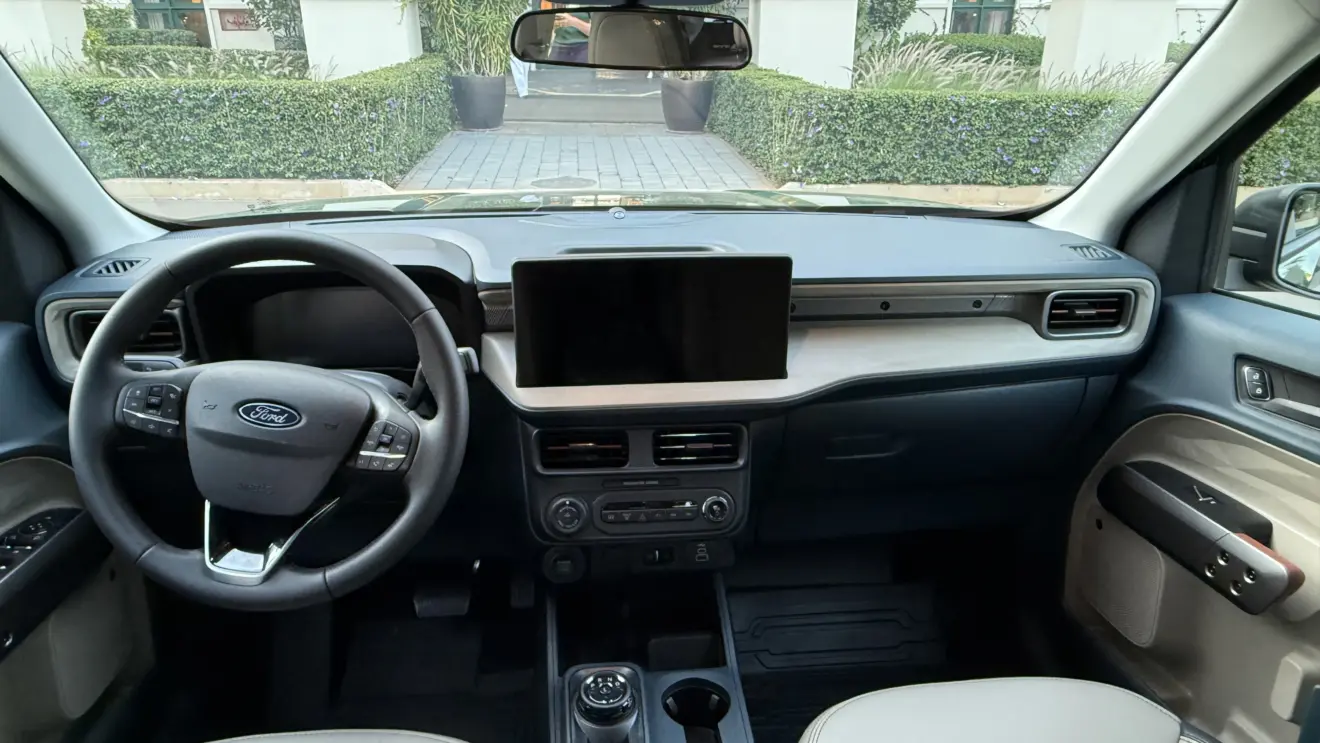 Painel da Ford Maverick Lariat Hybrid com telas apagadas