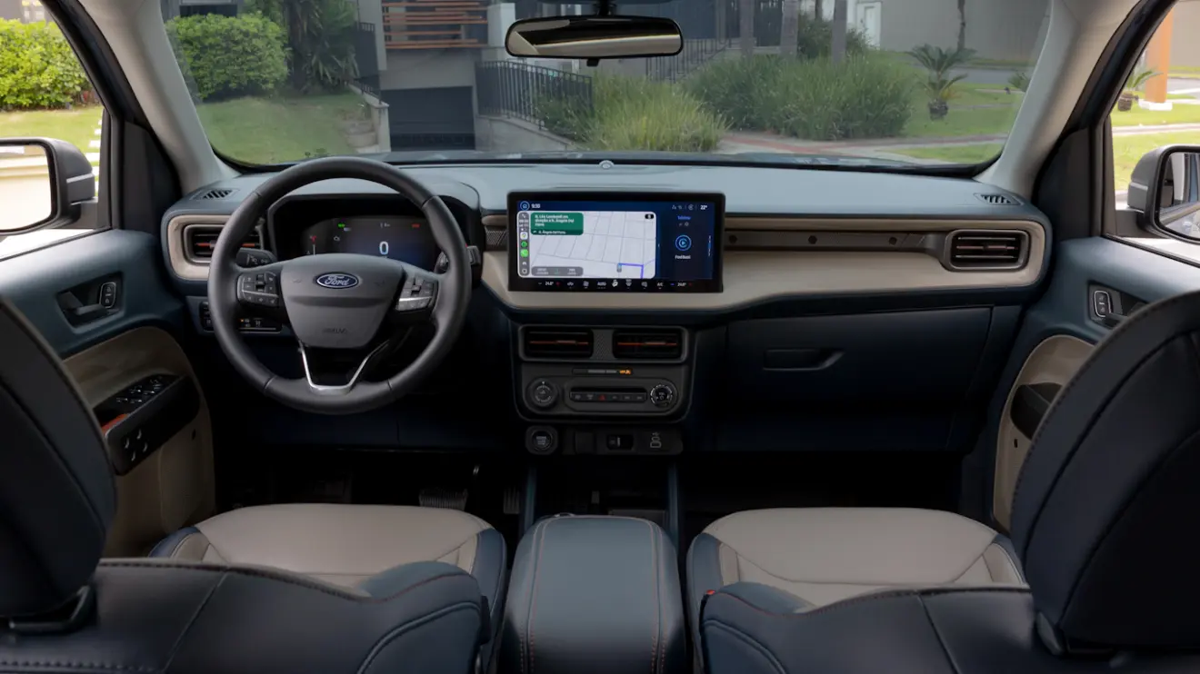 Interior da Ford Maverick Hybrid 2026 com telas ligadas