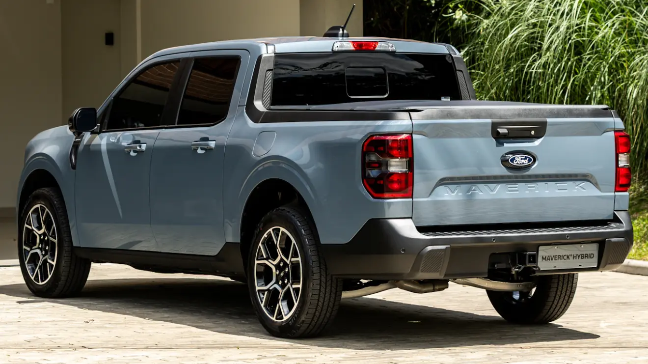 Ford Maverick híbrida 2026 cinza vista lateralmente