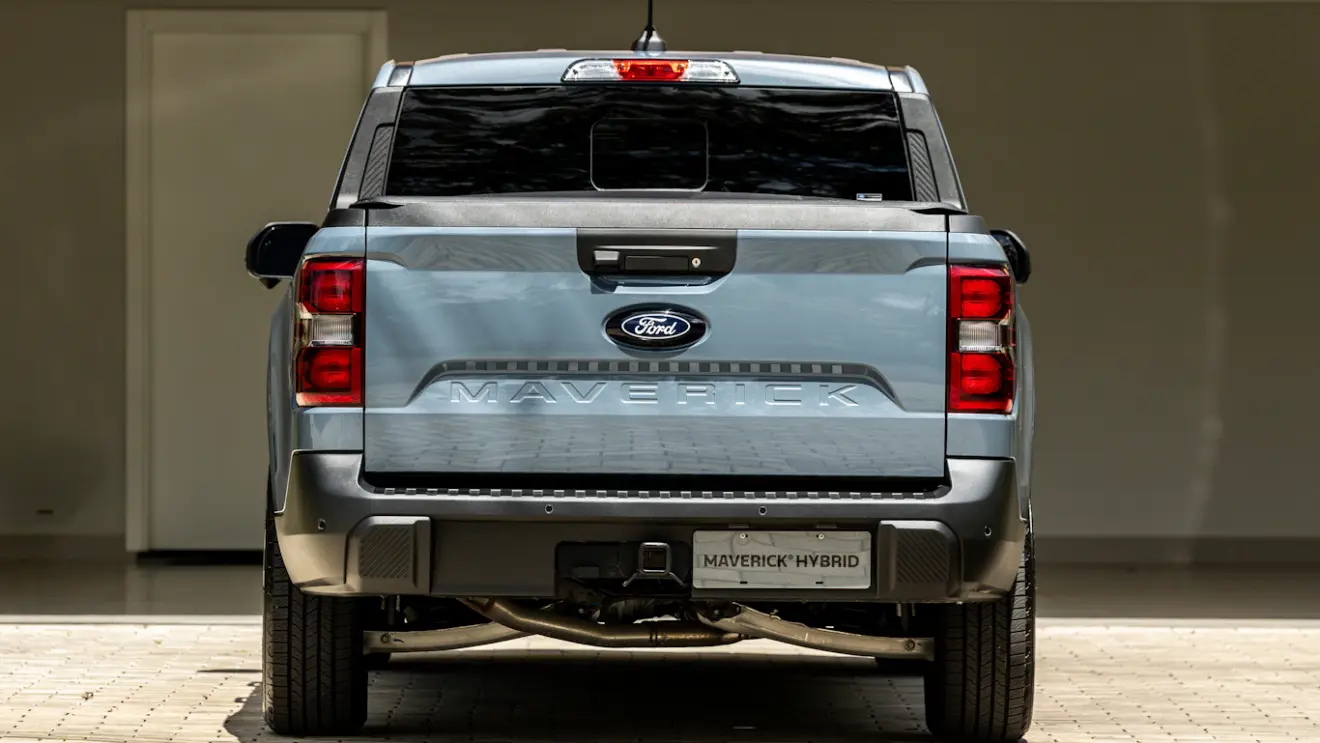 Vista traseira da Ford Maverick híbrida 2026 cinza