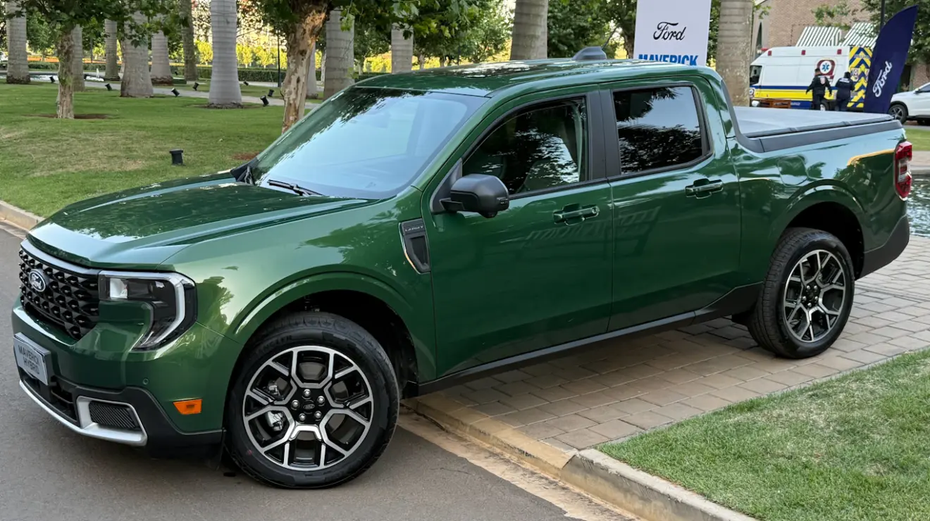 Ford Maverick Lariat Hybrid verde vista lateralmente