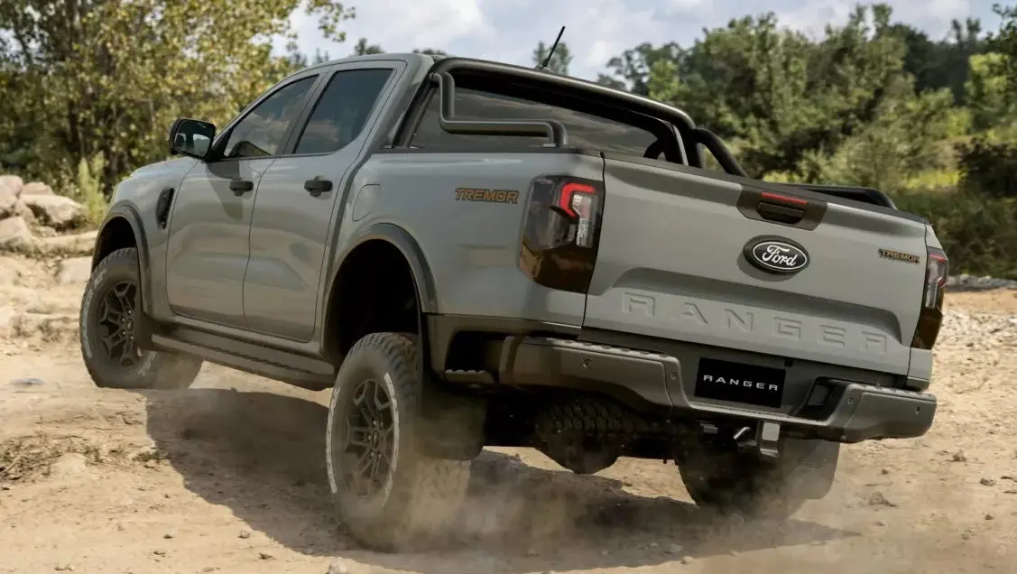 Ford Ranger Tremor 2026 cinza vista de trás