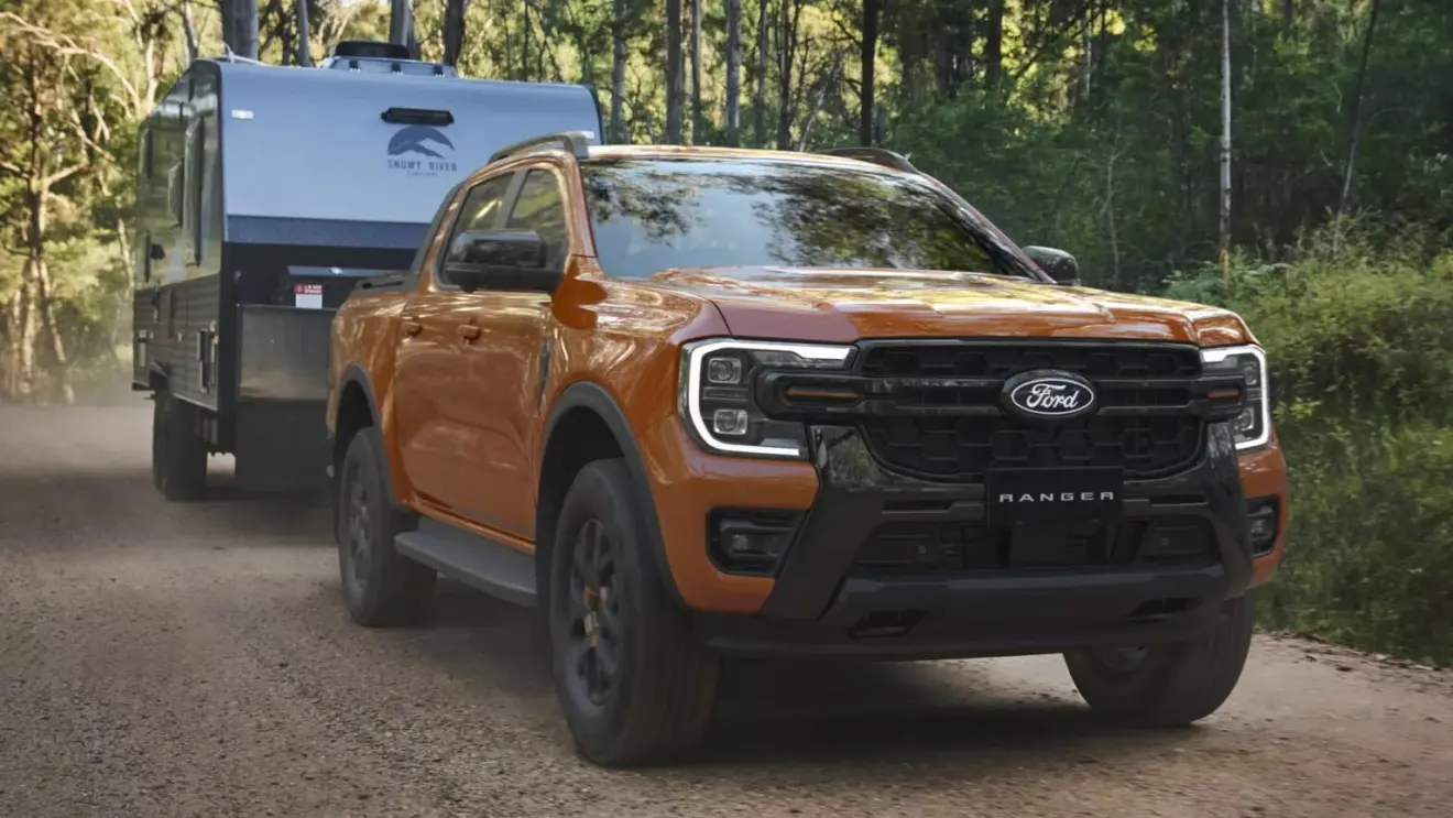 Ford Ranger Wildtrak 2026 laranja vista de frente e com iluminação acesa