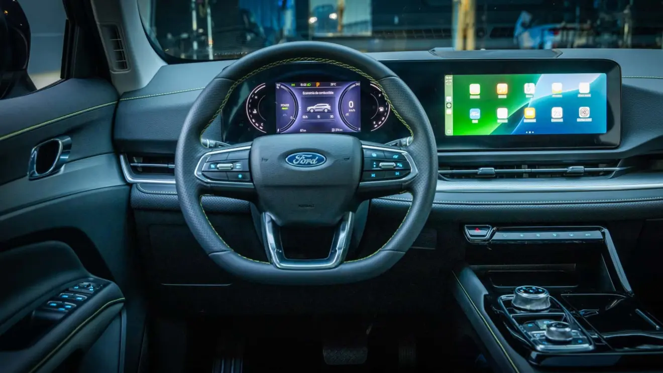 painel com telas ligadas do Ford Territory híbrido