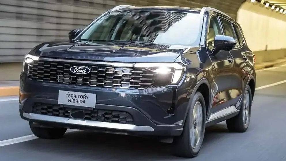 Ford Territory Híbrido Convencional cinza visto de frente e com DRL's acesos