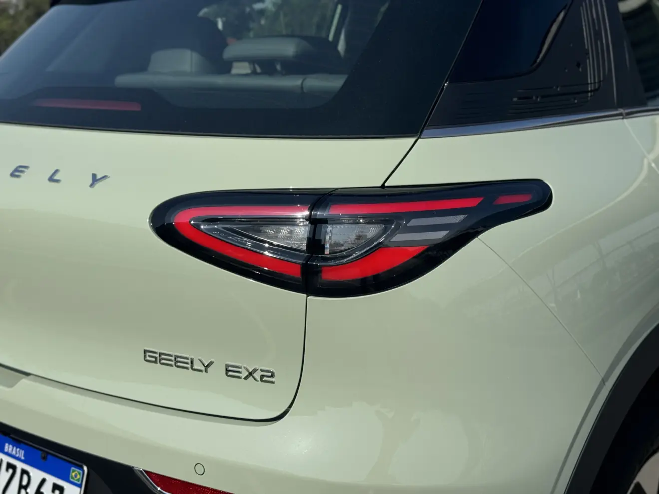 Lanterna do Geely EX2 Max acesa