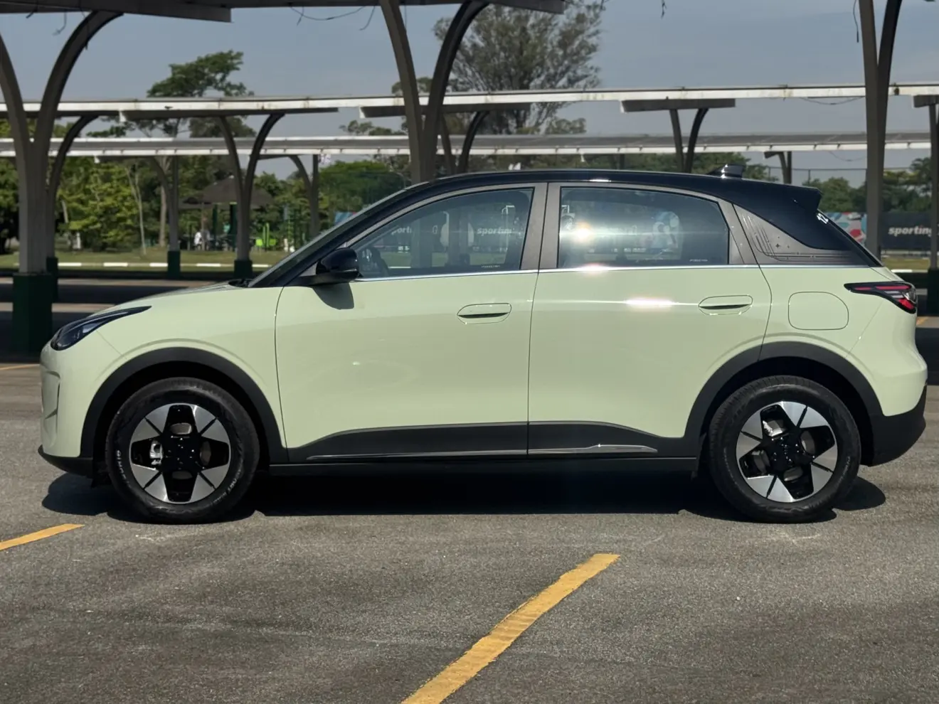 Geely EX2 Max verde visto de lado