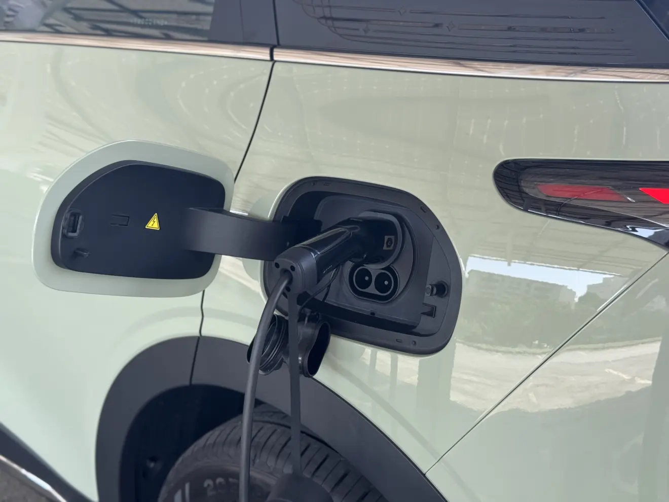 Geely EX2 Max carregando