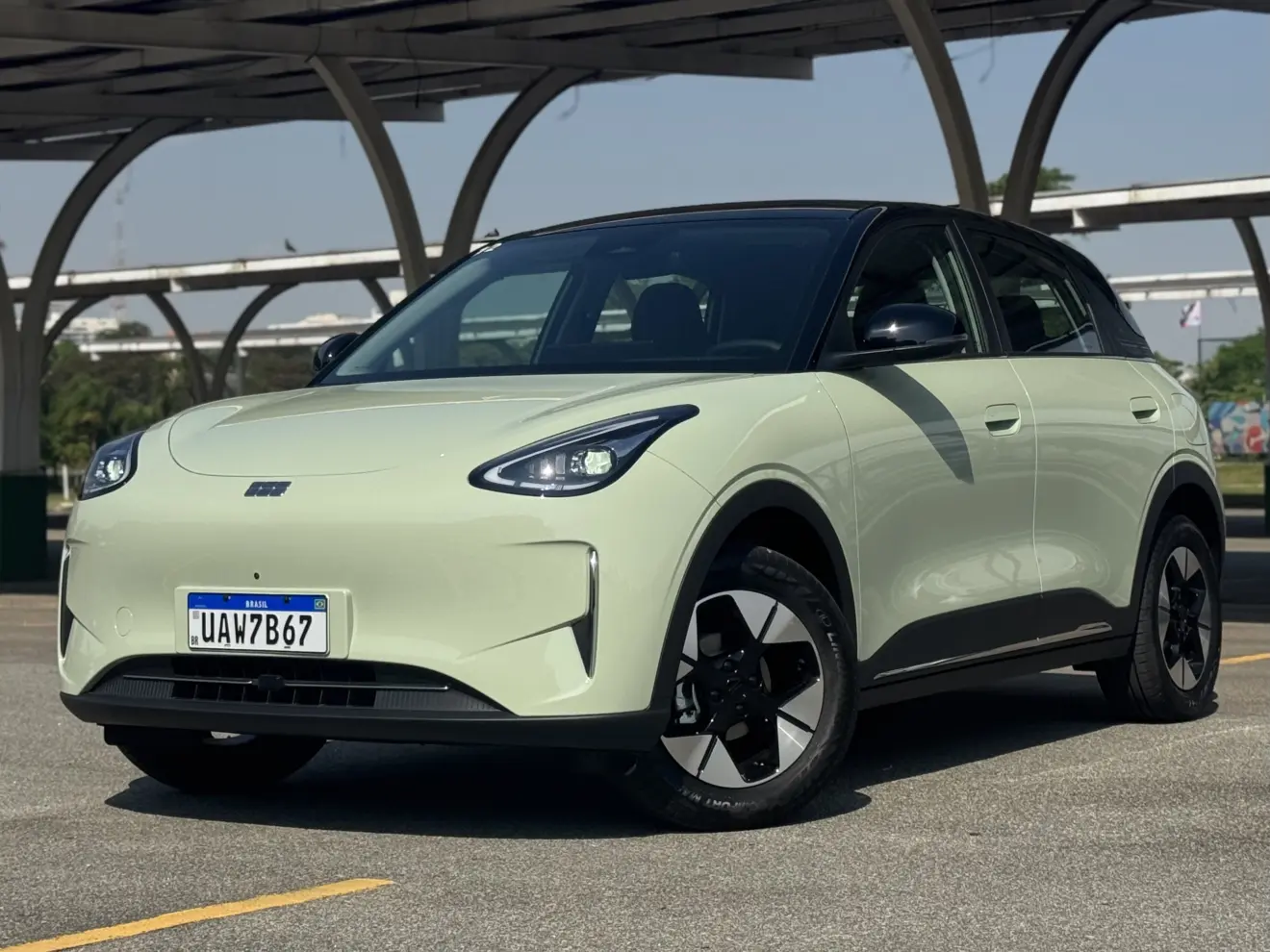 Geely EX2 Max verde visto lateralmente