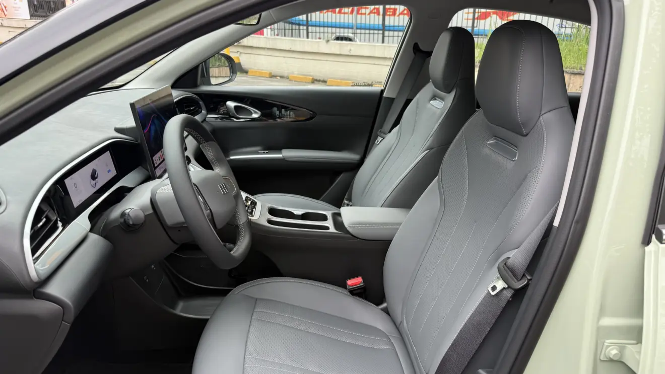 bancos dianteiros do Geely EX2 Max