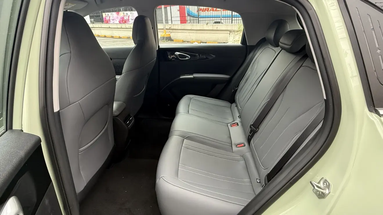 Assentos traseiros do Geely EX2 Max