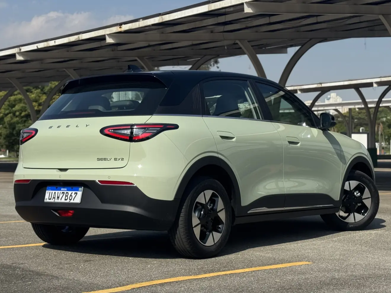 Geely EX2 Max verde visto de trás