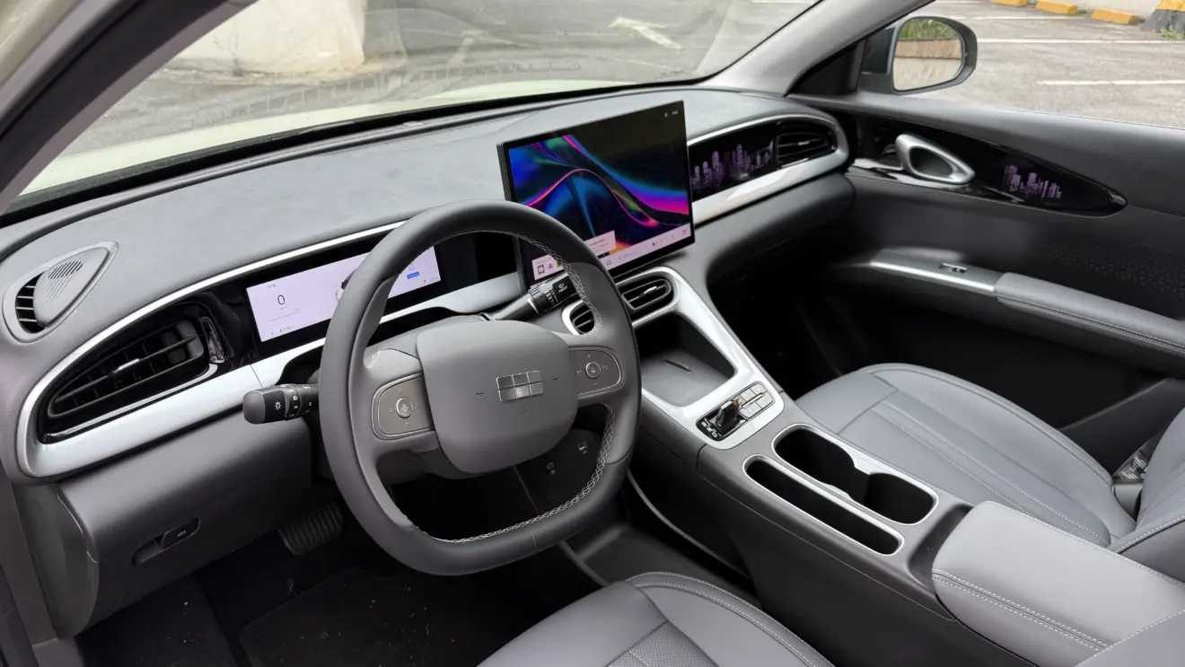 painel com telas ligadas do Geely EX2 Max