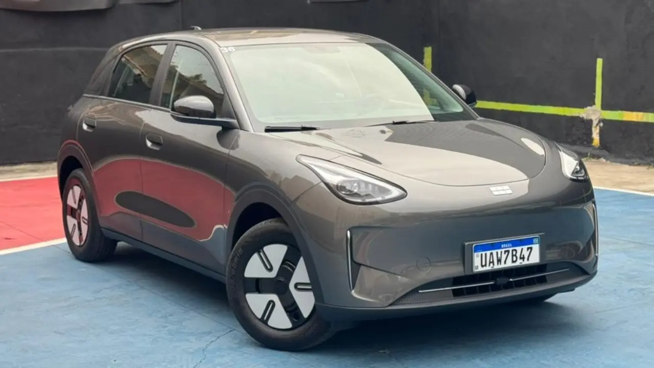 Geely EX2 na versão de entrada Pro estático na cor cinza