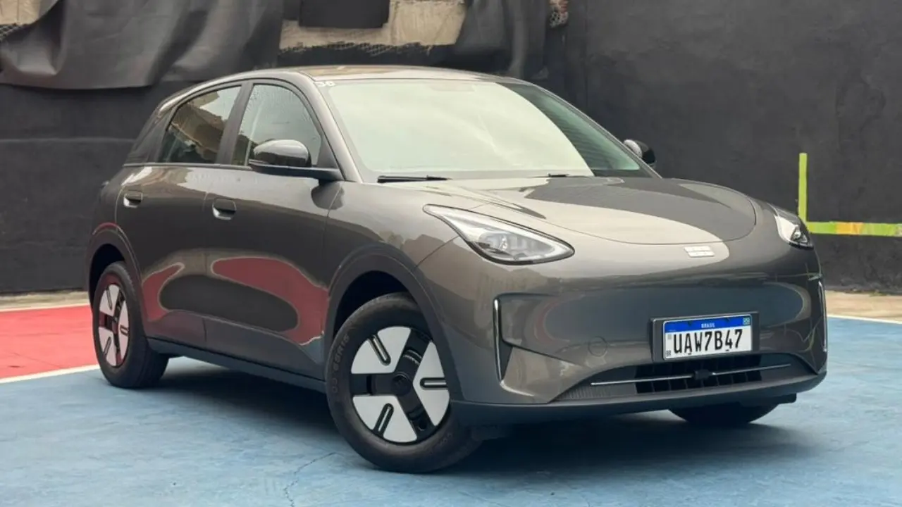 Geely EX2 na versão de entrada Pro estático na cor cinza