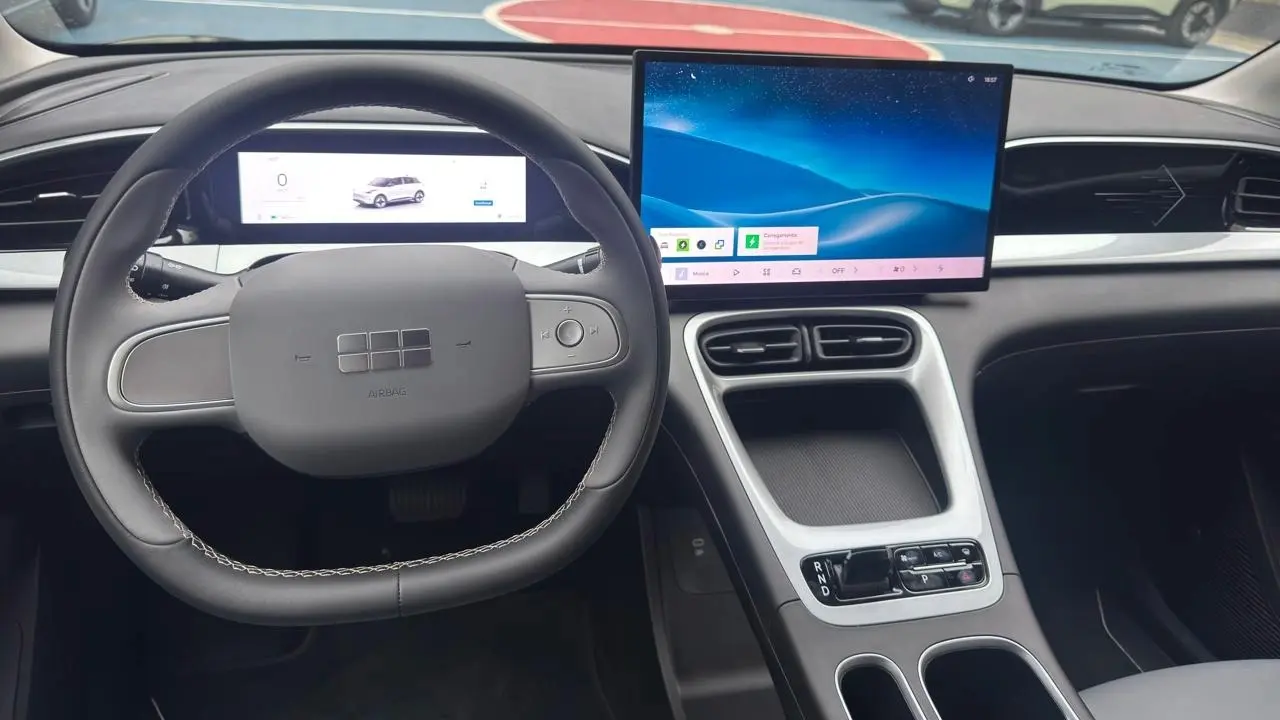 Interior Geely EX2 Pro, versão de entrada