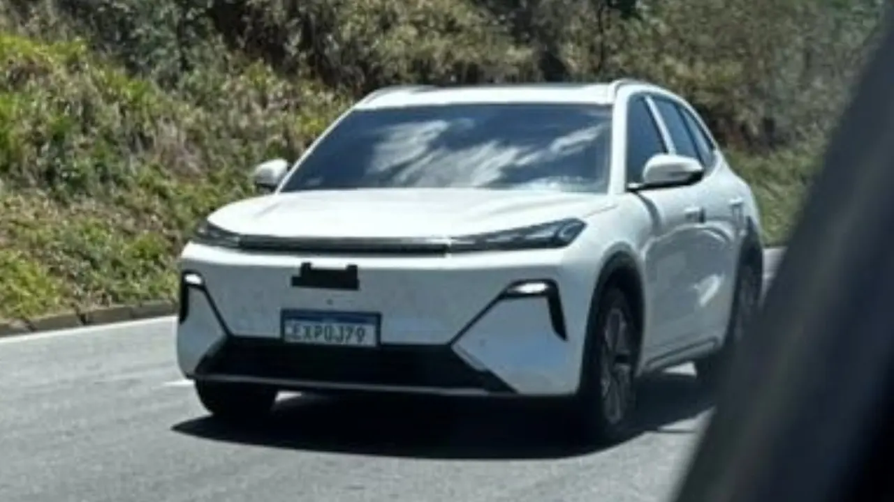 Geely Starship 7 flagra sem camuflagem Brasil rodando