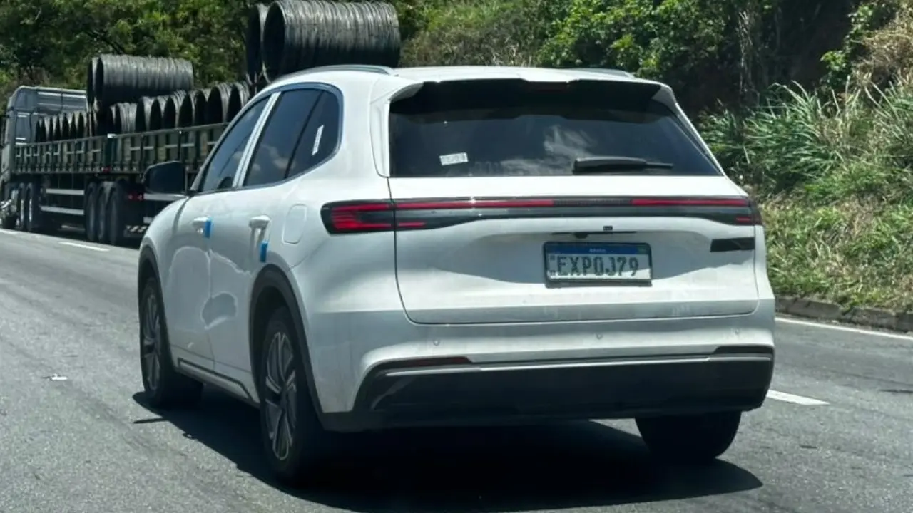 Geely Starship 7 flagra sem camuflagem Brasil rodando