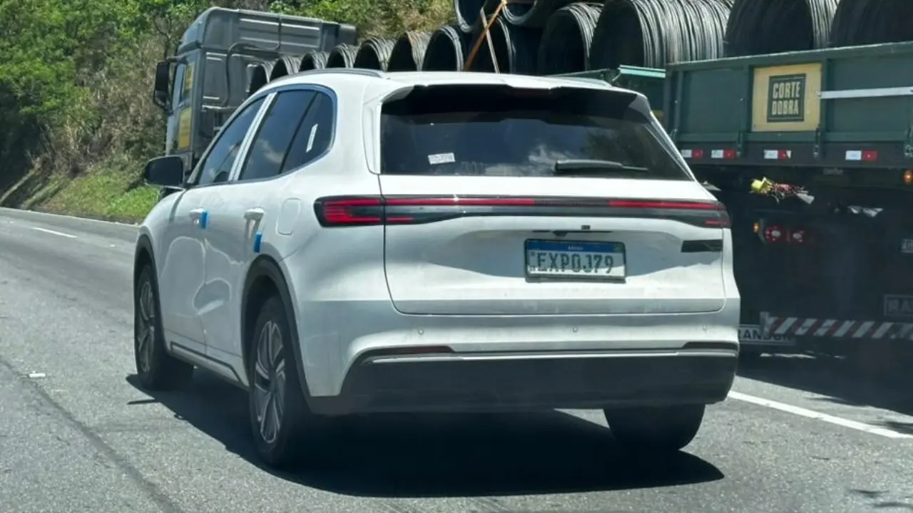 Geely Starship 7 flagra sem camuflagem Brasil rodando