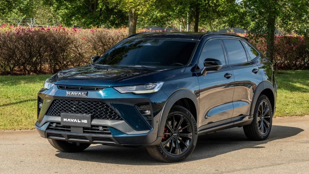 GWM Haval H6 GT azul parado de frente